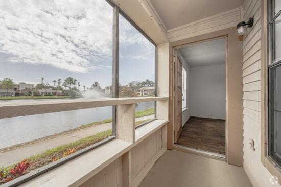 Screened in patios and balconies - Oaks of Lakebridge